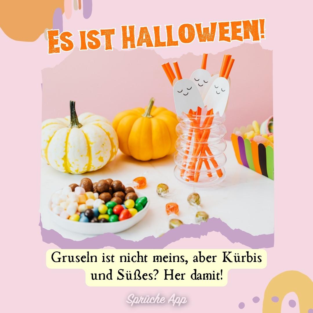 Ein Bild mit Halloween-Dekorationen, darunter zwei Kürbisse, ein Glas mit Süßigkeiten und Papiergespenstern, sowie eine Schale mit verschiedenen Süßigkeiten. Der Halloween-Spruch auf dem Bild lautet: "Es ist Halloween! Gruseln ist nicht meins, aber Kürbis und Süßes? Her damit!"